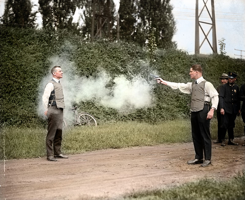 W.H. Murphy testuje kamizelkę kuloodporną w 1923 roku